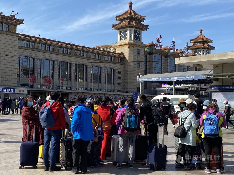 中國大陸清明連假啟動,北京火車站3日上午全是拎著大小包行李的旅客。中央社記者繆宗翰北京攝 110年4月3日