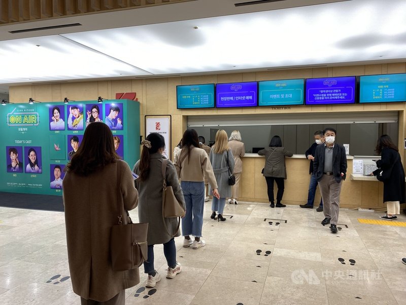 韓國音樂劇製作公司SHINSWAVE推出結合線上直播情境喜劇、劇場型現場演出及廣播元素的新概念作品「ON AIR-秘密契約」,讓韓國國內觀眾可進場或透過IDOL LIVE線上觀看,海外觀眾也能在網路直播平台V LIVE購買觀賞。中央社記者廖禹揚首爾攝 110年4月3日