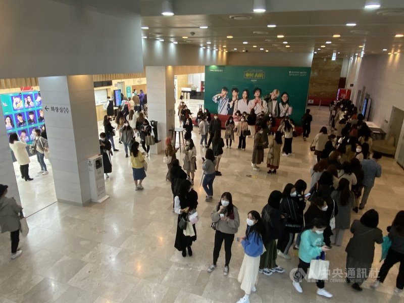 韓國音樂劇製作公司SHINSWAVE將演藝圈常見偶像歌手擔任廣播DJ的場面搬上舞台,並邀請4名偶像歌手擔綱男主角,吸引不少粉絲進場或在線上觀賞。中央社記者廖禹揚首爾攝 110年4月3日