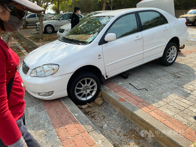 澎湖縣馬公警分局表示,一輛自小客車3日中午駛入馬公菜園生命紀念館停車場時,疑不慎衝過頭,前輪卡入排水溝內動彈不得,所幸在員警及民眾合力幫忙下,平安脫困結束虛驚。中央社 110年4月3日