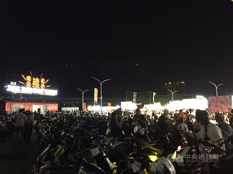 台中市府日前通過經營審查,總站夜市更名為捷運總站夜市後,3日起重新營業;適逢連續假期,夜市湧現大量人潮,停車場內滿是遊客停放車輛。中央社記者蘇木春攝 110年4月3日