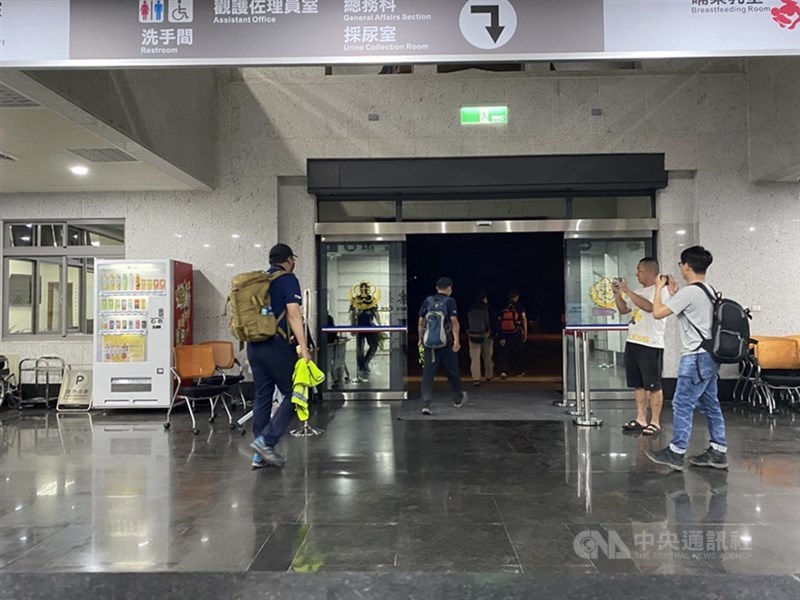 台鐵太魯閣號2日在花蓮清水隧道疑遭工程車砸中而出軌,造成50人罹難,檢方晚間請來國家運輸安全調查委員會成員協助釐清,晚間11時許才離開地檢署。中央社記者李先鳳攝 110年4月3日