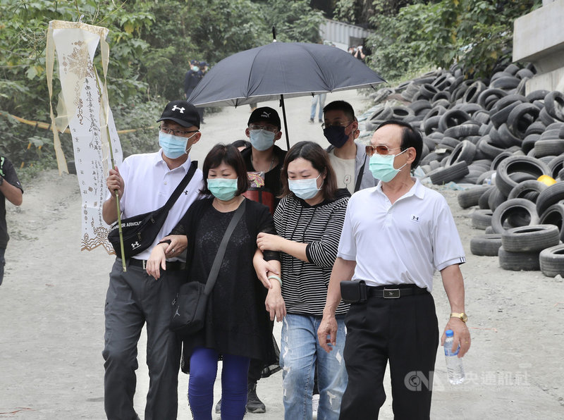 台鐵太魯閣號2日發生出軌事故，造成50人死亡、多人輕重傷。部分罹難者家屬強忍悲痛，3日下午前往事故現場邊坡上方招魂。中央社記者張皓安攝  110年4月3日