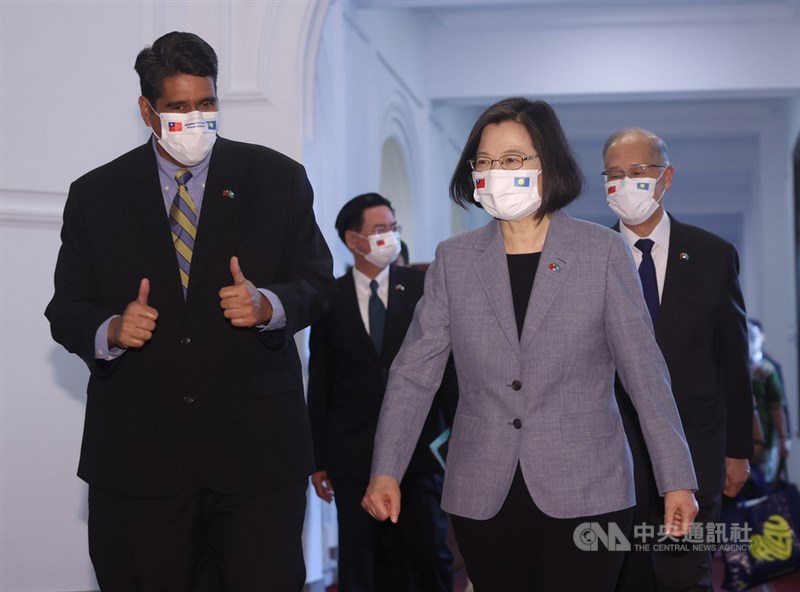 總統蔡英文(前右)30日在總統府會見帛琉總統惠恕仁(Surangel Whipps Jr.)(前左),兩人一起走進晴廳。中央社記者鄭傑文攝 110年3月30日