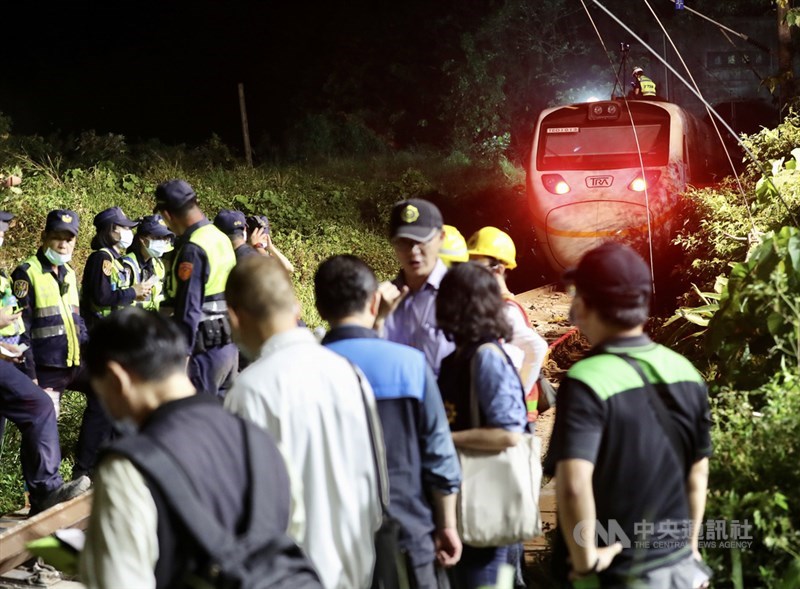 台鐵408次太魯閣號2日發生出軌意外死傷慘重;警察及運安會人員晚間持續進行相關蒐證調查,花蓮地檢署至3日凌晨已確認30名罹難者身分。中央社記者張皓安攝 110年4月2日