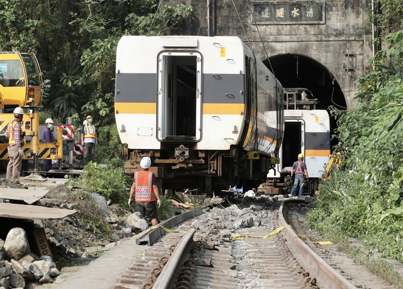 台鐵408車次太魯閣號事故造成50人死亡,台鐵局3日進行搶通,現場大型機具進駐,將第1節車廂拉出後,接著吊掛第2節車廂。中央社記者張皓安攝 110年4月3日