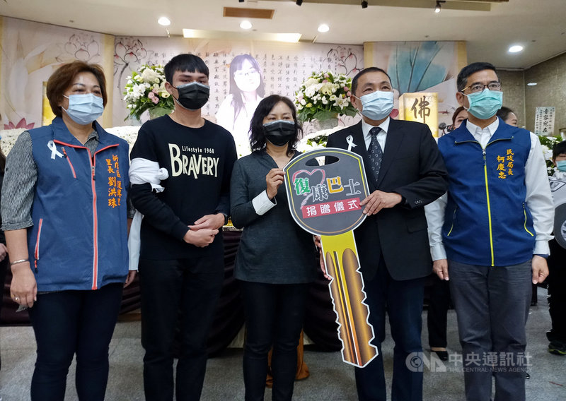 蘇花公路遊覽車車禍中不幸罹難的大學生呂淑楨告別式,3日在台北市第二殯儀館舉行,家屬捐贈「天使號」復康巴士給新北市政府。市長侯友宜(右2)表示,對孝心與遺愛人間的善行表示感佩。(新北市府提供)中央社記者黃旭昇新北傳真 110年4月3日