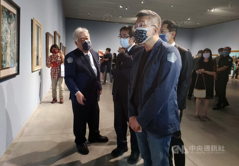 藝術家陳輝東(前左)推出「美的探索–陳輝東個人創作展」,3日在台南市美術館2館揭幕,立法院副院長蔡其昌(前右)、台南市長黃偉哲(前左2)等人出席觀展。中央社記者張榮祥台南攝 110年4月3日