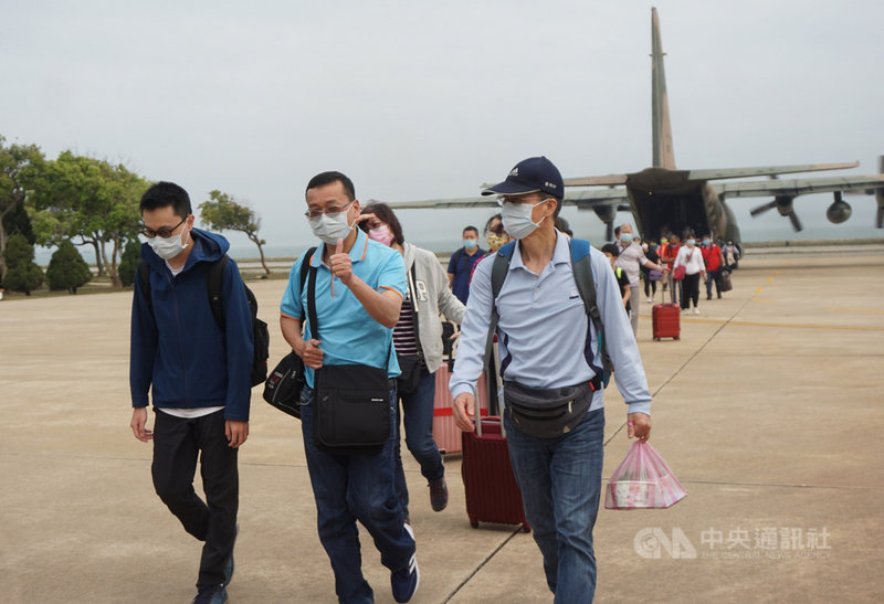 因濃霧關閉多天的金門尚義機場3日終於達到飛航起降標準;除航空公司加開大型班機,軍機也加入疏運,旅客們也感謝軍機支援。中央社記者黃慧敏攝 110年4月3日