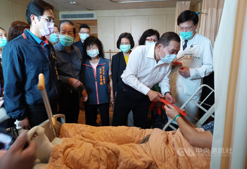 新北市長侯友宜(前右2)3日前往台北慈濟醫院,探視台鐵太魯閣號出軌事故受傷市民,並致贈慰問金。(新北市府提供)中央社記者黃旭昇新北傳真 110年4月3日