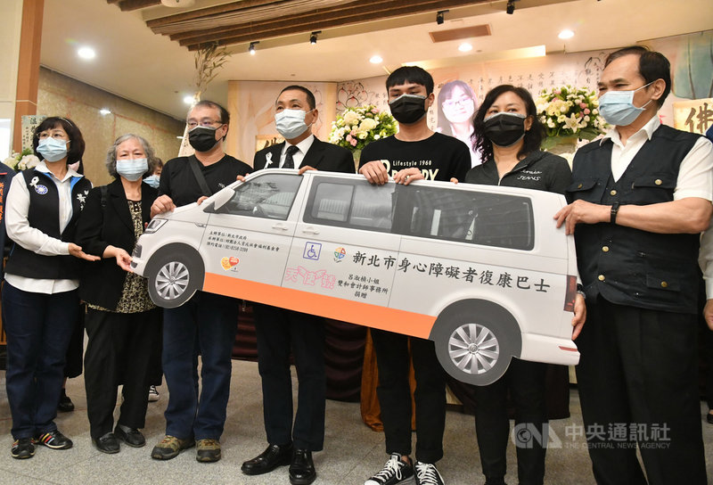 蘇花公路遊覽車車禍中不幸罹難的大學生呂淑楨告別式,3日在台北市第二殯儀館舉行,呂淑楨家人為紀念女兒孝心,捐出事故理賠保險金,並以呂淑楨名義購買一輛復康巴士,訂為「天使號」捐贈給新北市政府,由市長侯友宜(右4)代表接受。(新北市府提供)中央社記者黃旭昇新北傳真 110年4月3日