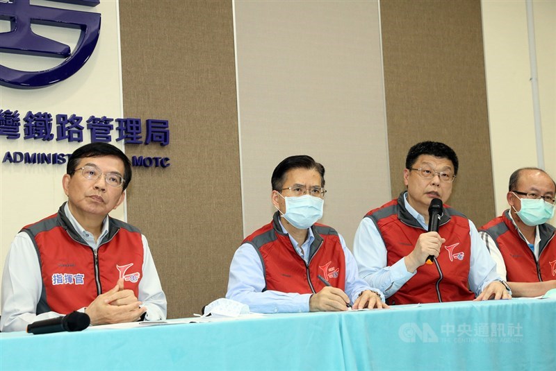 台鐵408次太魯閣號事故釀重大傷亡,台鐵局3日晚間舉行記者會,交通部次長王國材(左)、台鐵局副局長杜微(右2)、法務部檢察司長林錦村(左2)等出席;王國材說,配合運安會調查狀況,盼鐵道局2個月內完成行政調查,檢討包含行政督管等相關問題。中央社記者郭日曉攝 110年4月3日