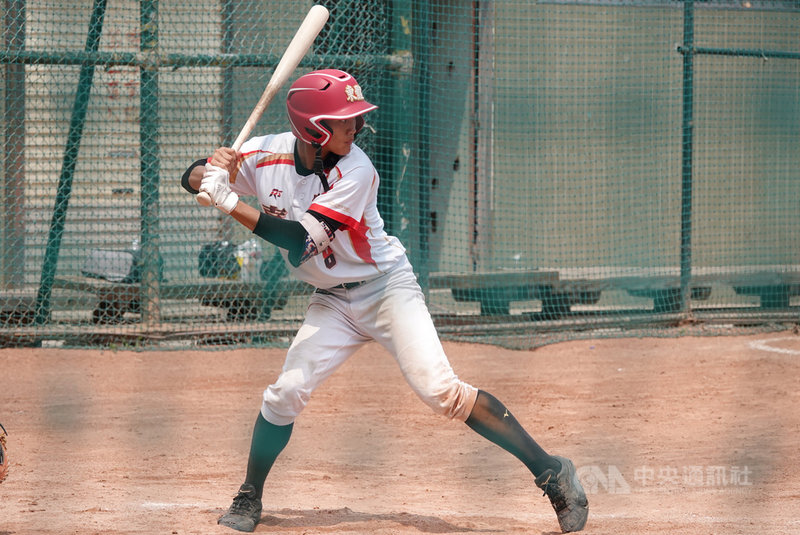 2021年東岸聯盟U18棒球錦標賽持續進行,台東縣聯隊3 日與普門中學交手,台東縣聯隊顏大衛單場2安2打點,帶動球隊攻勢,助隊奪勝。中央社記者謝靜雯攝 110年4月3日