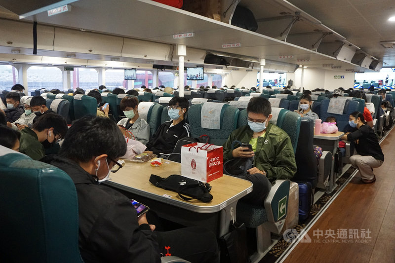 金門地區近日受濃霧攪局,交通大亂,海上疏運首度加入平日行駛嘉義布袋港和澎湖馬公的高速快輪「雲豹輪」。圖為旅客3日搭乘「雲豹輪」情形。中央社記者黃慧敏攝 110年4月3日