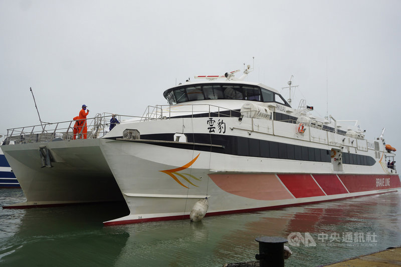 高速快輪「雲豹輪」平日行駛嘉義布袋港和澎湖馬公,今年清明連假首次加入疏運台金旅客陣容,2日下午從布袋港開航後,晚間抵金;3日上午10時再開往台中港,協助紓解金門民航壓力。中央社記者黃慧敏攝 110年4月3日