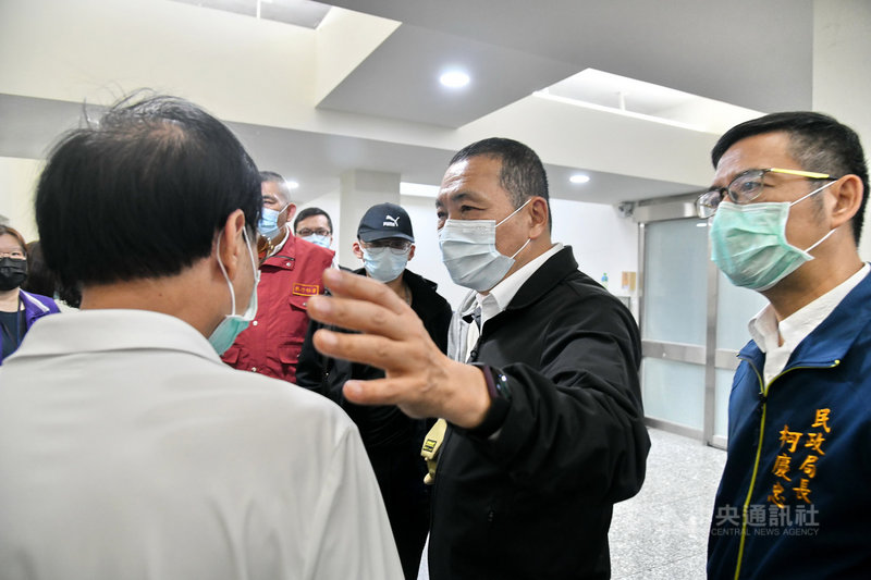 在台鐵408次太魯閣號出軌事故中不幸罹難的新北市民蔡政達遺體,3日晚間運返新北市殯儀館,市長侯友宜(右2)晚間到場慰問家屬。(新北市政府提供)中央社記者黃旭昇新北市傳真 110年4月3日