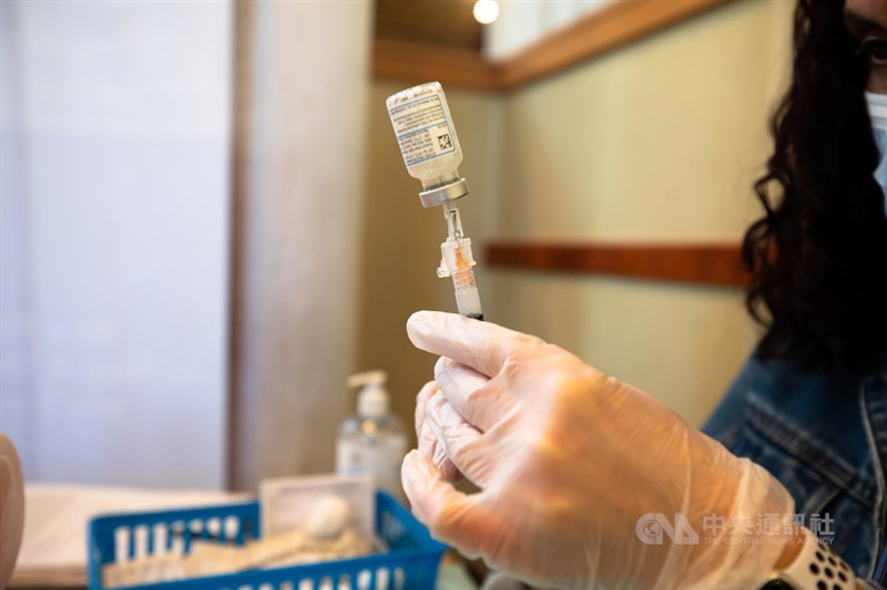 美國疫苗開打3個月施打超過1億劑。美國疾病管制暨預防中心(CDC)指出,完成疫苗接種者的旅行風險低,未來境內旅行前後不需再進行檢測,但鑑於疫情仍上升,並不鼓勵外出旅行。(中央社檔案照片)