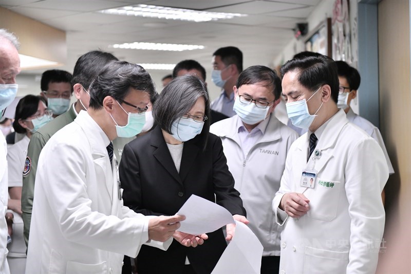 台鐵太魯閣號2日發生出軌事故釀嚴重傷亡,總統蔡英文(前中)3日前往花蓮探視傷者,在收治最多傷患的花蓮慈濟醫院聽取醫師說明。中央社記者李先鳳攝 110年4月3日