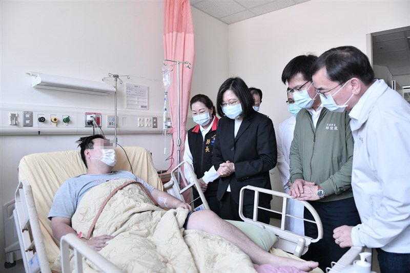 台鐵408車次太魯閣號事故釀嚴重傷亡,總統蔡英文(前右3)3日偕同交通部長林佳龍(前右2)等人抵達花蓮,到收治傷患的醫療院所探視傷者。(花蓮縣政府提供)中央社記者李先鳳傳真 110年4月3日