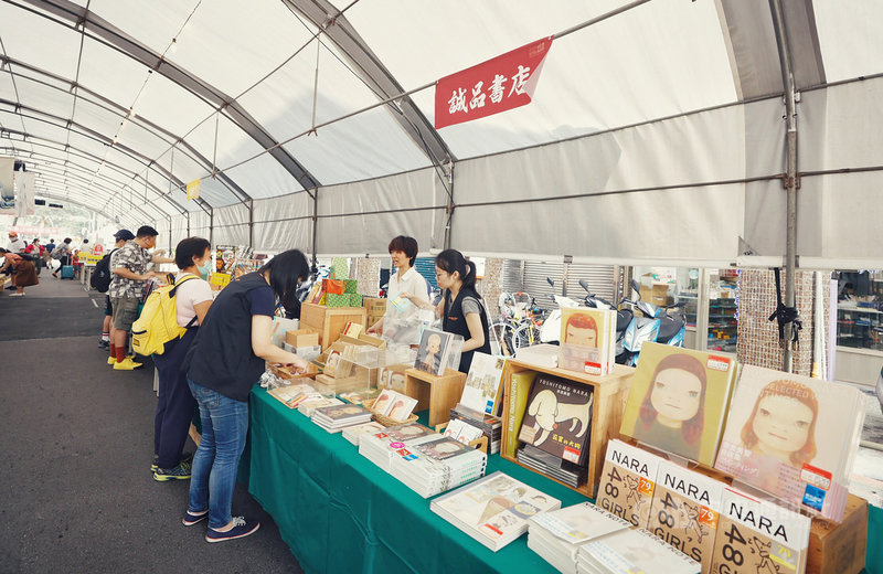 中華文化總會舉辦2021城南有意思系列活動,以台日友好為主軸,其中「春日晒書市集」首度邀請誠品書店加入,現場呈現豐富日本雜誌及日本藝術家奈良美智相關書籍等,讓不少民眾駐足。(中華文化總會提供)中央社記者王心妤傳真 110年4月3日