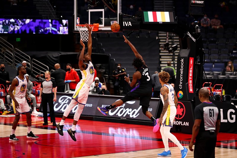 美國職籃NBA多倫多暴龍2日作客金州以130比77痛宰勇士,柯瑞因傷勢未癒開賽前臨時決定不打,讓勇士隊人手短缺。(圖取自twitter.com/Raptors)