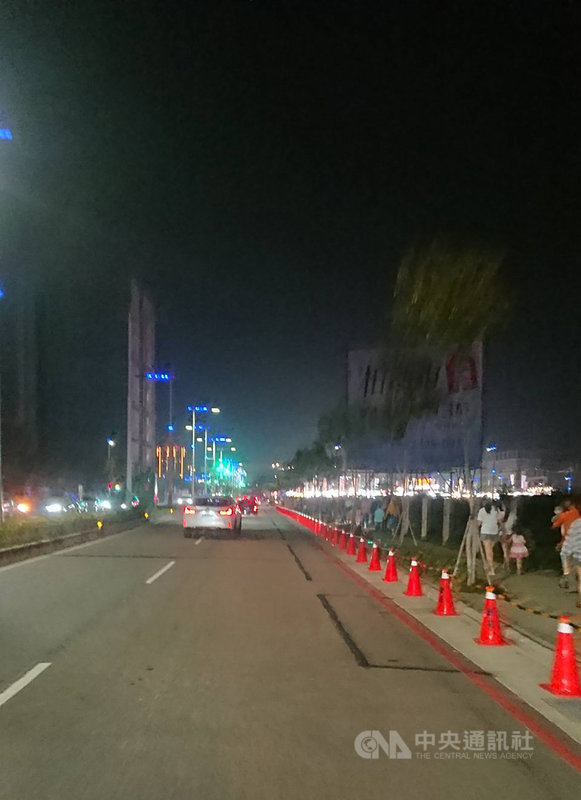 台中總站夜市取得營業許可後更名捷運總站夜市,3日正式重新營業,吸引大批人潮前往,警方也於晚間7時至11時配合安排交通疏導勤務等。(台中市政府提供)中央社記者蘇木春傳真 110年4月3日