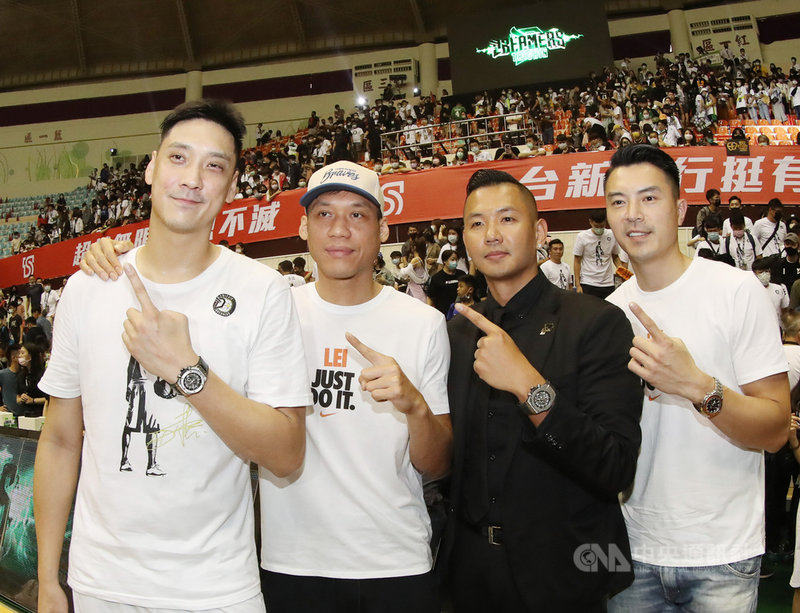台灣職業籃球聯盟P. LEAGUE+(簡稱PLG)福爾摩沙台新夢想家4日為「少俠」田壘(左起)舉行引退儀式,田壘接下來將加入夢想家經營管理團隊,會後田壘與富邦勇士林志傑、聯盟執行長陳建州與桃園領航猿總經理陳信安合影。中央社記者張新偉攝 110年4月4日