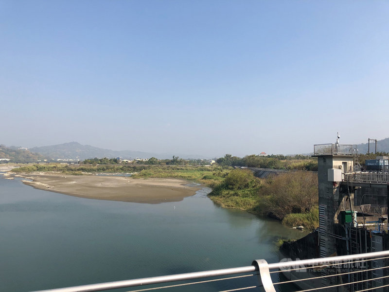 台中石岡壩因久旱不雨,水位持續下降,相關單位今年擴大辦理清淤工程,希望下雨時,減少砂石進入水庫,擴充蓄水率。(台中市政府提供)中央社記者蘇木春傳真 110年4月4日