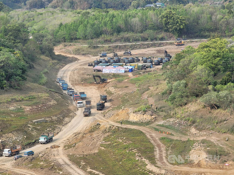中部水情嚴峻,水利署趁勢利用水庫低水位期間加強清淤,其中鯉魚潭水庫截至今年3月為止,累計清淤量已達3.2萬立方公尺。中央社記者蘇木春攝 110年4月4日