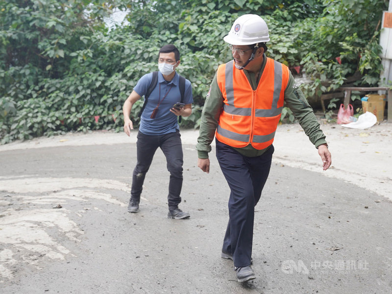 台鐵太魯閣號意外事故造成重大死傷,交通部長林佳龍(右)連續第3天待在花蓮督軍救災,他4日上午抵達清水隧道搶修現場,對於傳出已口頭請辭,他表示,該負的責任絕對不會迴避。中央社記者徐肇昌攝 110年4月4日