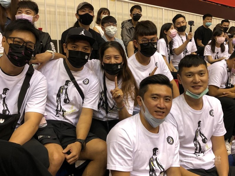 「少俠」田壘為昔日「三民五虎」的成員,恩師謝玉娟(2排左3)4日透露,大家熟悉的田壘和她心中喜歡的田壘不太一樣。中央社記者黃巧雯攝 110年4月4日