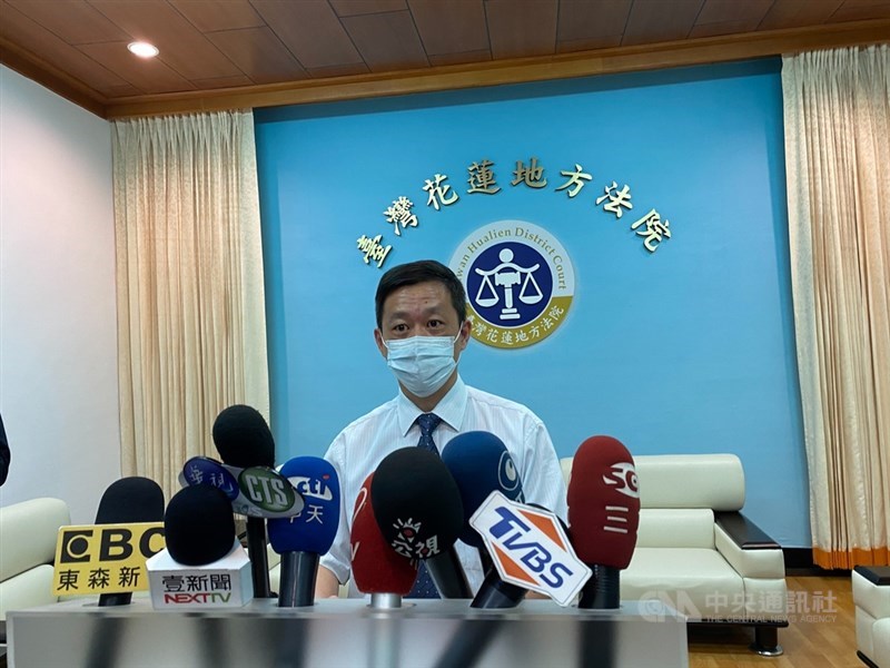 台鐵太魯閣號事故造成重大傷亡,涉肇事的義祥工業社負責人李義祥原交保裁定被撤銷,發回地院重裁。花蓮地方法院重新裁定,宣告羈押禁見。圖為台灣花蓮地方法院庭長兼發言人黃鴻達4日出面說明。中央社記者李先鳳攝 110年4月4日