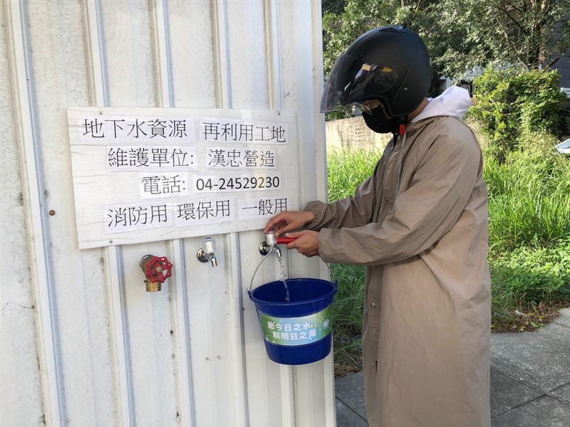 中部水情嚴峻,台中市多家建商也將工地開挖地下室所產生的地下水,提供民眾取用。(台中市政府提供)中央社記者蘇木春傳真 110年4月4日