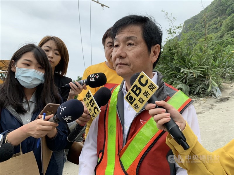 台鐵太魯閣號2日發生出軌事故,台鐵4日進行隧道內車廂的拖離,台鐵代理局長祁文中(右)表示,運安會發現肇事吊卡車行車紀錄器以及其中之一的記憶卡,因此要求暫時停止施工,尋找另一片記憶卡。中央社記者李先鳳攝 110年4月4日
