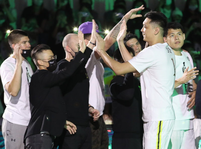 台灣職業籃球聯盟P. LEAGUE+(簡稱PLG)福爾摩沙台新夢想家4日為田壘(前右)舉行引退儀式,田壘與隊友擊掌致意。中央社記者張新偉攝 110年4月4日