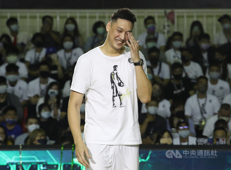 台灣職業籃球聯盟P. LEAGUE+(簡稱PLG)福爾摩沙台新夢想家「少俠」田壘本季結束後將退休,他4日出席引退儀式時紅了眼眶,在感謝昔日隊友和教練後,差點忘了謝謝家人,讓他有點不好意思,直呼真的很緊張。中央社記者張新偉攝 110年4月4日
