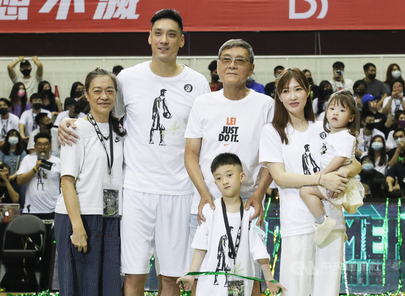 台灣職業籃球聯盟P. LEAGUE+(簡稱PLG)福爾摩沙台新夢想家4日為田壘(左2)舉行引退儀式,會後田壘與家人合影。中央社記者張新偉攝 110年4月4日