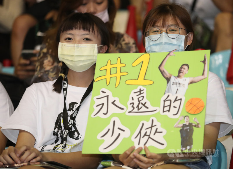 效力P. LEAGUE+聯盟福爾摩沙台新夢想家的前鋒田壘,4日在彰化主場舉辦退休儀式,支持田壘的球迷自製看板到場觀戰,也為他加油打氣。中央社記者張新偉攝 110年4月4日