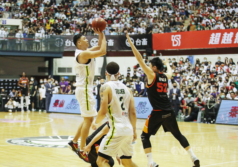台灣職籃聯盟P. LEAGUE+(簡稱PLG)福爾摩沙台新夢想家田壘(左)本季結束後將退休,他4日在引退賽與新竹街口攻城獅一役,合計上場14分53秒,共進帳8分、4籃板,也是個人出賽5場以來新高,可惜夢想家最終以100比108吞敗。中央社記者張新偉攝 110年4月4日