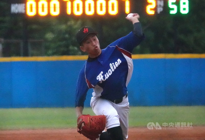 U18東岸聯盟棒球錦標賽,花蓮體中後援投手田瑋(圖)4日面對青棒常勝軍平鎮高中,後援4局僅被敲出1支安打、無責失分,率隊以3比2拿勝,花體總教練劉義傳笑說:「造成高中棒球界的地震了。」中央社記者謝靜雯攝 110年4月4日