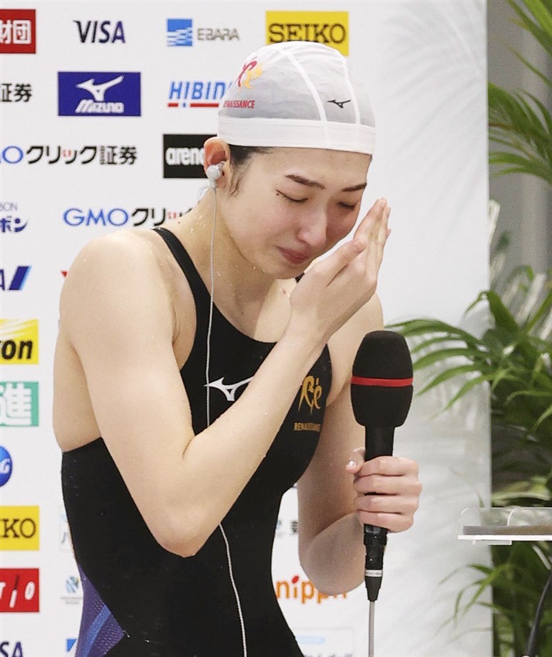 日本抗癌女泳將池江璃花子4日在100公尺蝶式項目以57秒77奪冠,拿下東奧參賽門票。她賽後受訪時喜極而泣。(共同社)