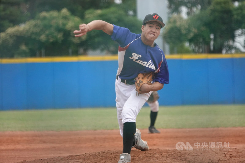 2021年東岸聯盟U18棒球錦標賽,花蓮體中4日對上國內青棒強隊平鎮高中,先發投手魏子豪(圖)投5局被敲4 支安打、失1分非責失分,花體最終以3比2拿勝。中央社記者謝靜雯攝 110年4月4日