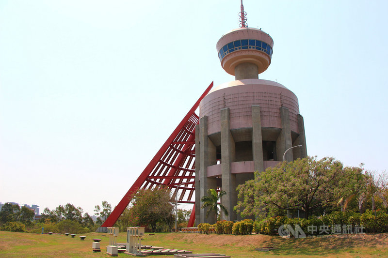 中部科學園區的台中園區內的南區水塔,命名為「眾志成城」,方圓盤搭配扇形的外型酷似飛碟,設置在園區入口,成為園區的特色地標。中央社記者蘇木春攝 110年4月4日