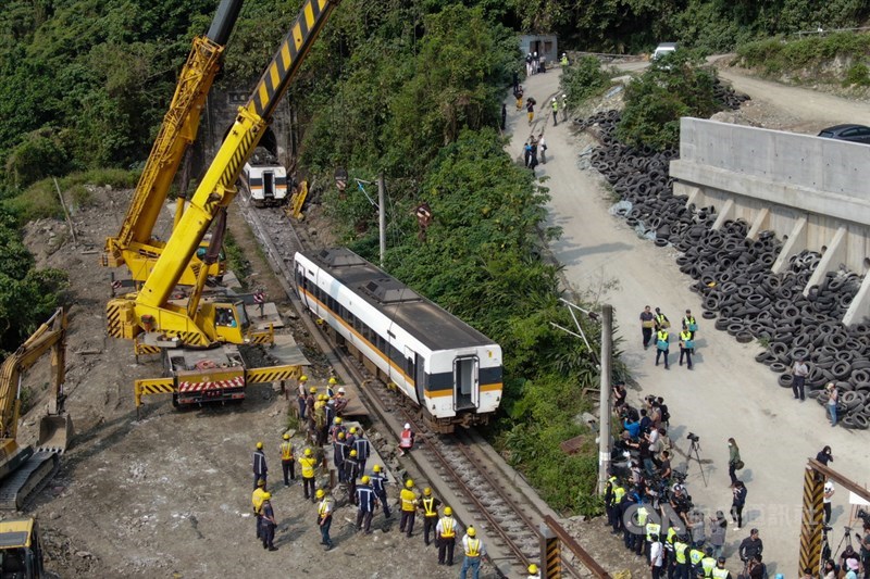 台鐵408車次太魯閣號2日在花蓮清水隧道發生出軌事故釀重大傷亡,3日清晨進行列車吊掛作業。中央社記者吳家昇攝 110年4月3日