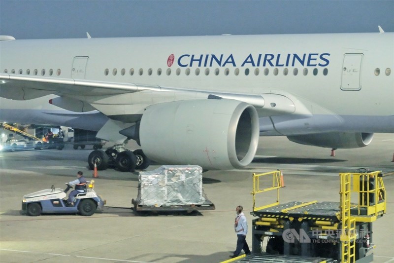 這批同樣為韓國廠的疫苗,因COVAX安排所有疫苗集中到阿姆斯特丹再運出,導致分配時間拖得很長,推測這批疫苗的有效期限,會比台灣現有AZ疫苗還要短,除要加速檢驗封緘,也會加速開放接種對象。中央社記者吳睿騏桃園機場攝 110年4月4日
