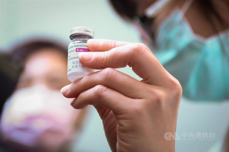 中央流行疫情指揮中心發言人莊人祥4日表示,3日沒有接種武漢肺炎疫苗的民眾,但新增1名非嚴重接種後不良事件。圖為牛津AZ疫苗。(中央社檔案照片)