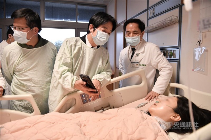 台鐵太魯閣號事故造成重大傷亡,副總統賴清德(左2)4日前往花蓮探視住院傷患,希望醫院全心全力醫治每一位病患,讓他們平平安安回家。中央社記者李先鳳攝 110年4月4日