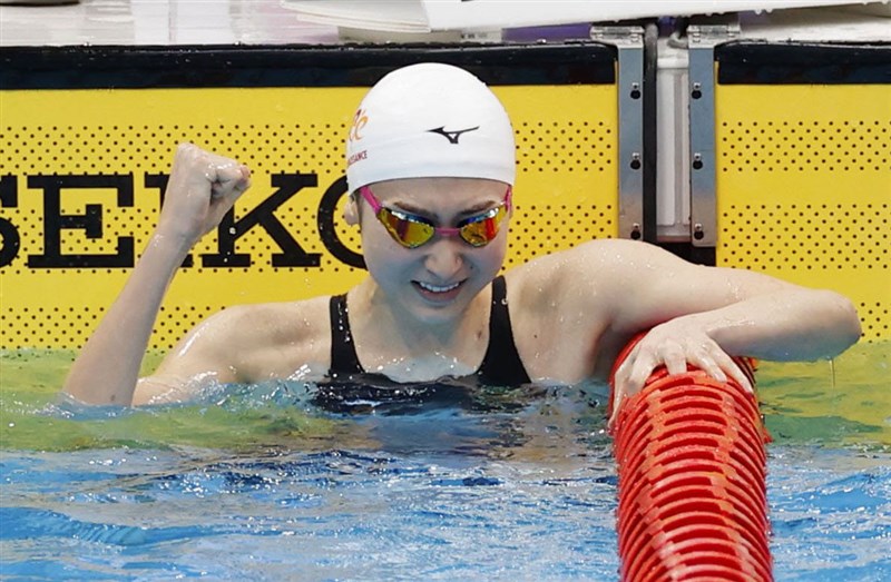 日本抗癌女泳將池江璃花子4日在100公尺蝶式項目以57秒77奪冠,獲內定出賽東京奧運。(共同社)