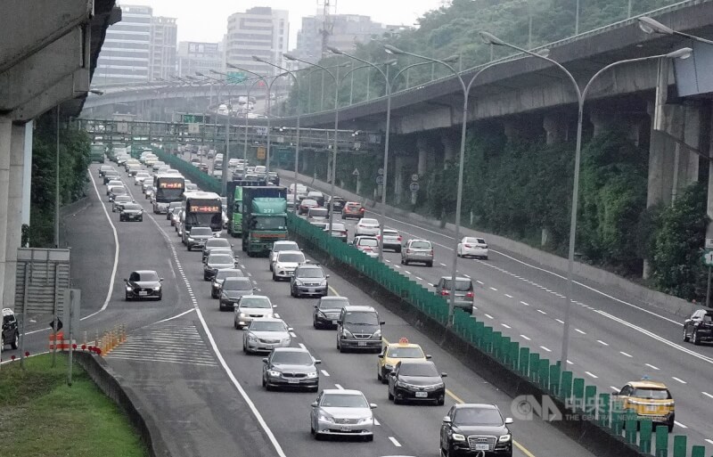 國慶連假最後一天，高速公路局預估9個國道路段易塞。（中央社檔案照片）