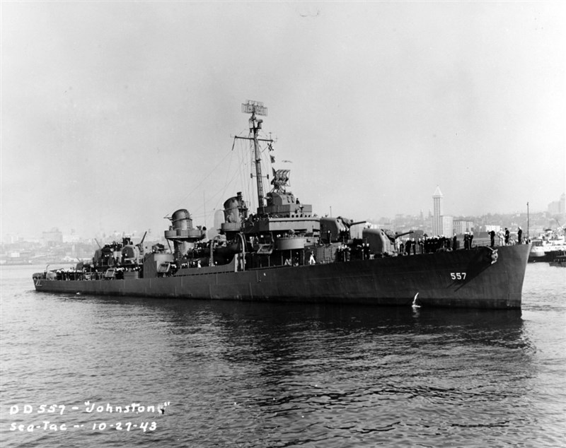 美軍強斯敦號驅逐艦在1944年10月25日雷伊泰灣戰役中沉沒,根據美國海軍紀錄,這艘船327位船員,僅141人生還。(圖取自美國海軍歷史暨遺產司令部網頁history.navy.mil)
